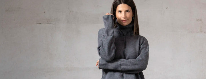 Look Thelma & Rose : pull col roulé mérinos Mathis gris et jupe midi fendue Ombeline noire