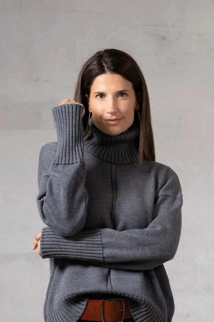 Look Thelma & Rose : pull col roulé mérinos Mathis gris et jupe midi fendue Ombeline noire